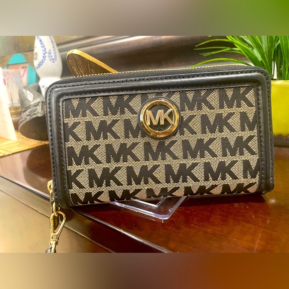 Michael Kors Handbags - EUC Michael Kors Zip Wallet w/strap